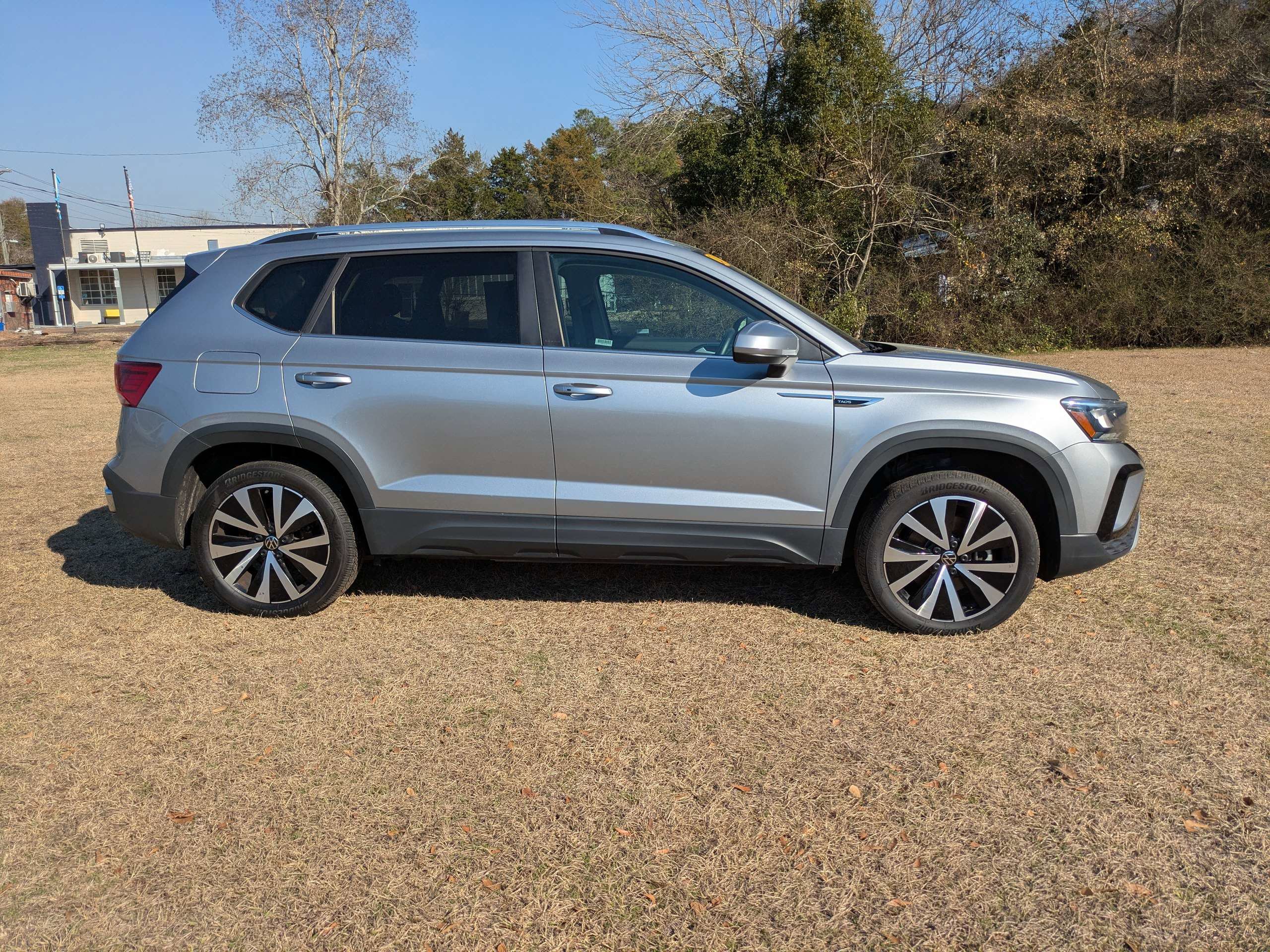 Used 2024 Volkswagen Taos SE image 3