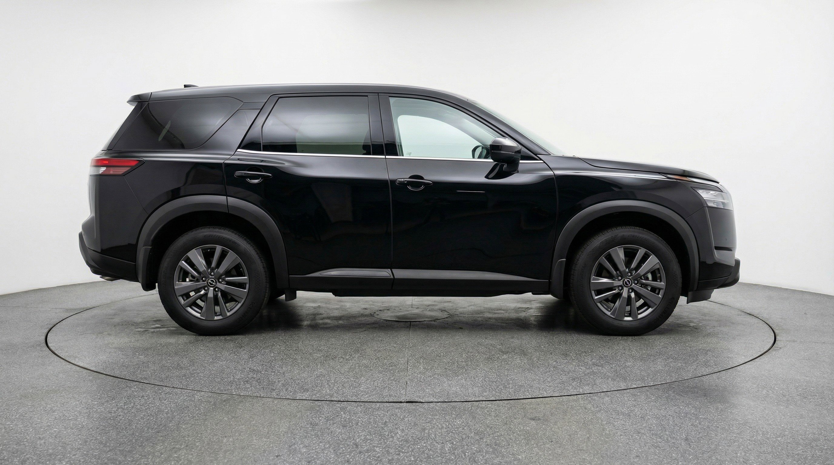 Used 2025 Nissan Pathfinder SV image 11