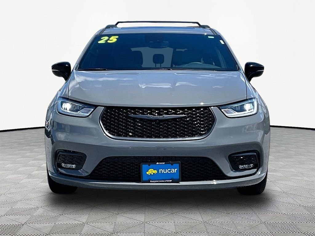 Used 2025 Chrysler Pacifica Limited FWD image 2