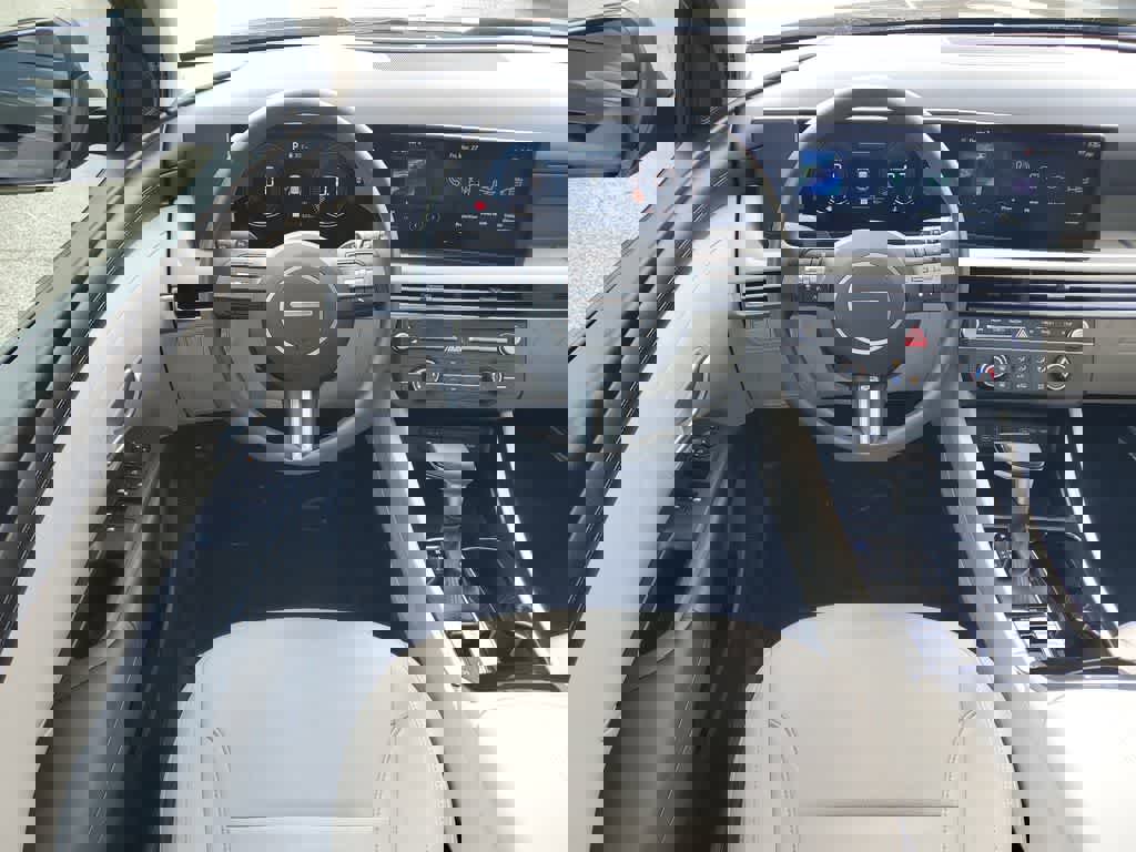 Used 2025 Hyundai Tucson SE image 14