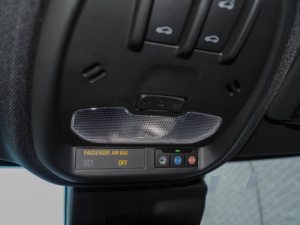 Used 2025 Chevrolet Trax RS w/ Sunroof Package FWD image 33