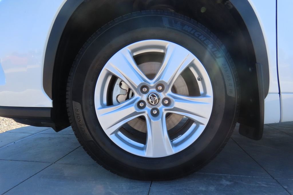 Certified 2022 Toyota Highlander L image 32