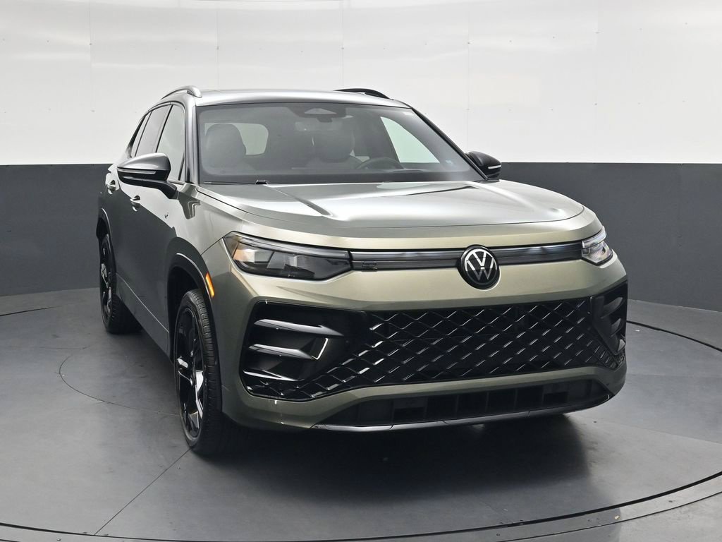 Used 2025 Volkswagen Tiguan SE R-Line AWD/4WD image 2