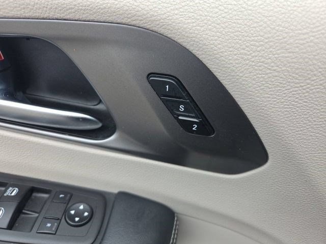 Used 2023 Chrysler Pacifica Touring-L FWD image 13
