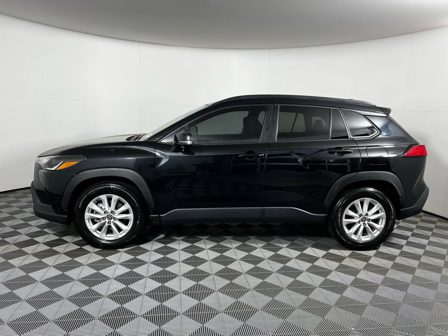 Certified 2024 Toyota Corolla Cross LE w/ Moonroof Package image 9