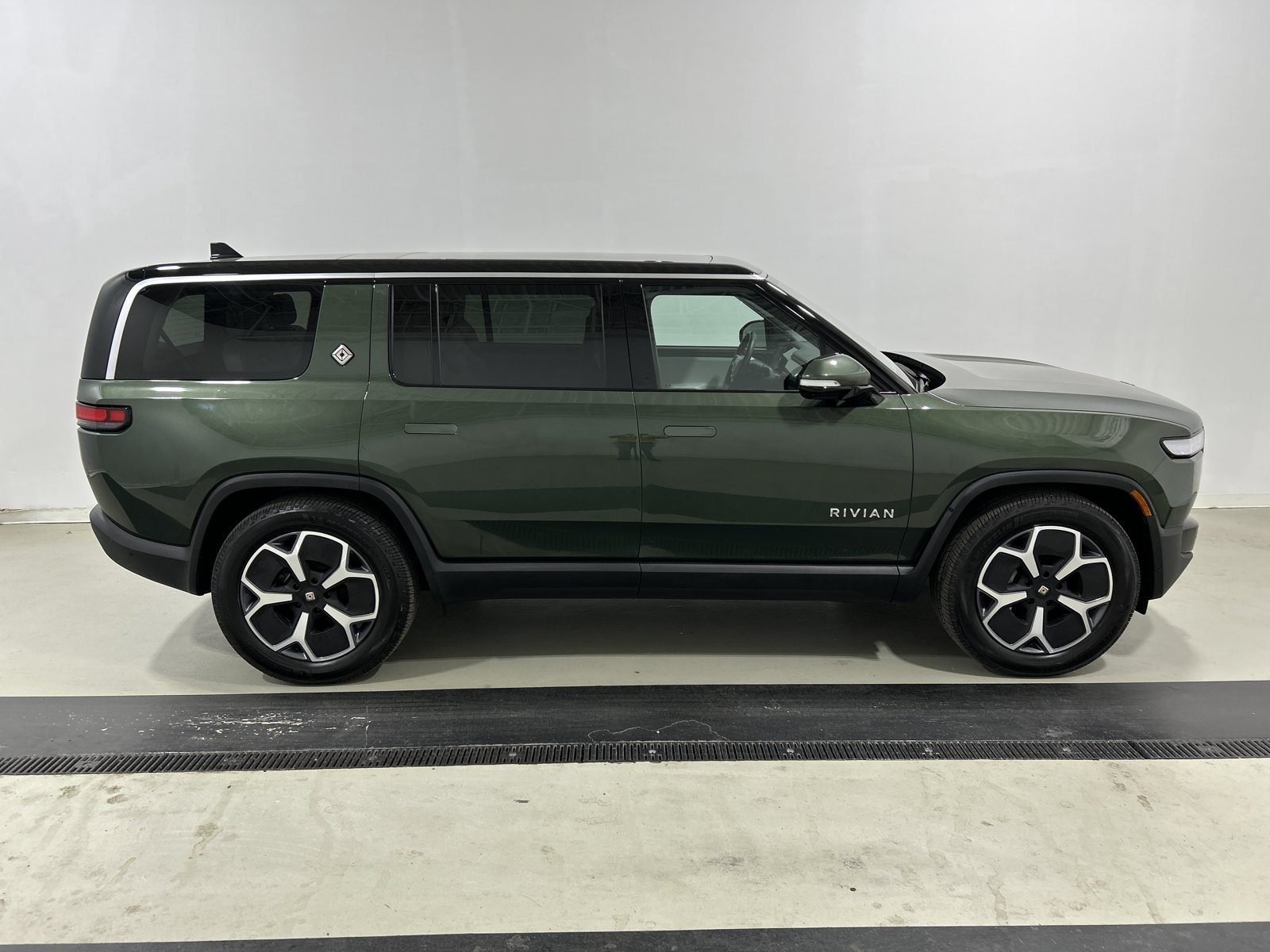 Used 2024 Rivian R1S Adventure AWD/4WD image 6