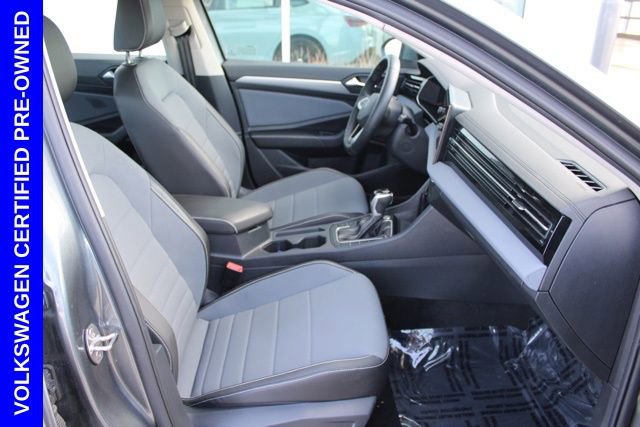 Used 2025 Volkswagen Jetta SE w/ Sunroof Package image 17