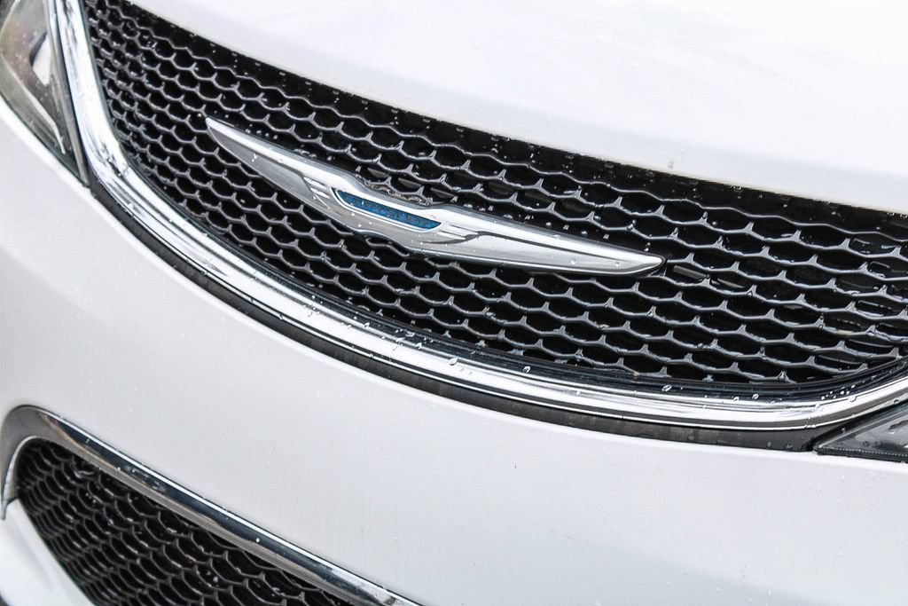 Used 2018 Chrysler Pacifica Touring-L w/ Tire & Wheel Group FWD image 9