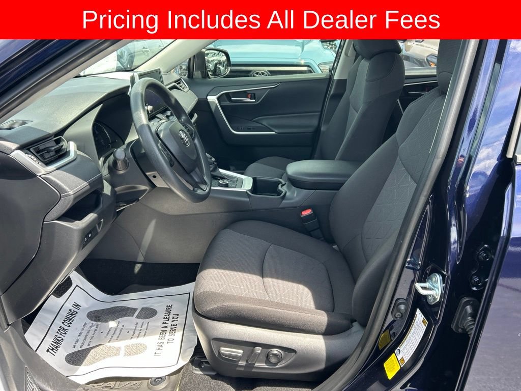 Used 2025 Toyota RAV4 XLE AWD/4WD image 2