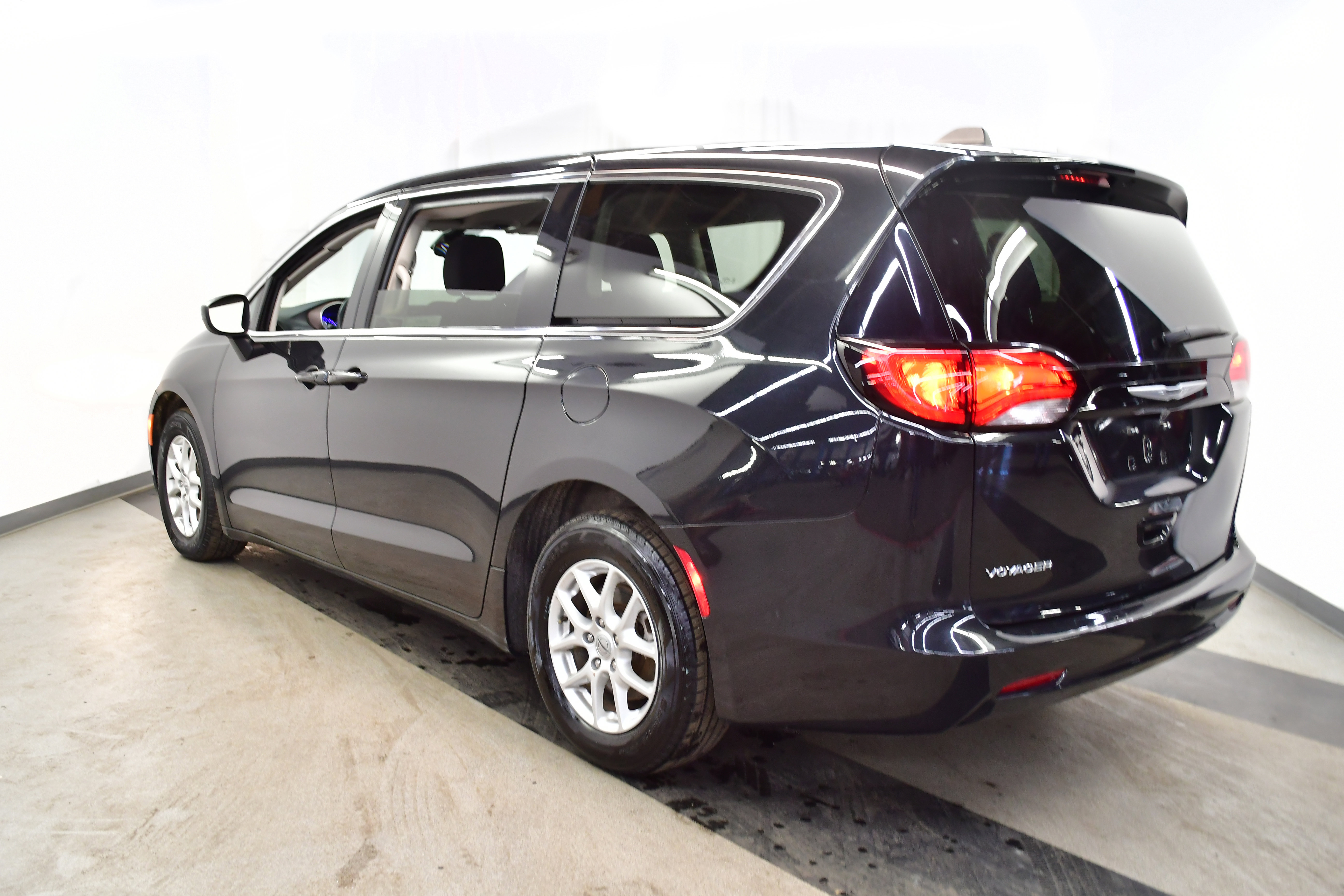 Used 2023 Chrysler Voyager LX FWD image 5