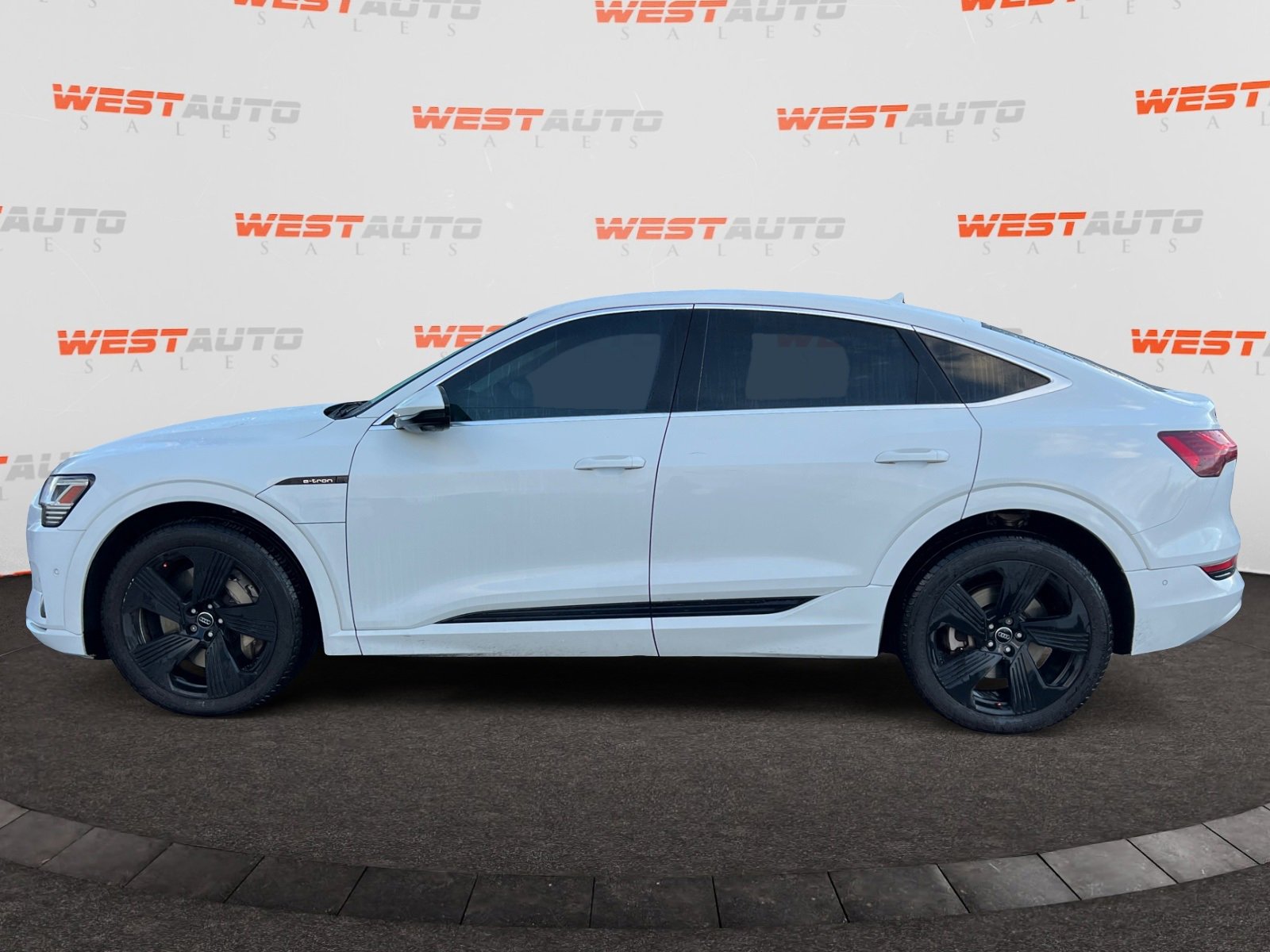 Used 2020 Audi e-tron Premium Plus image 2
