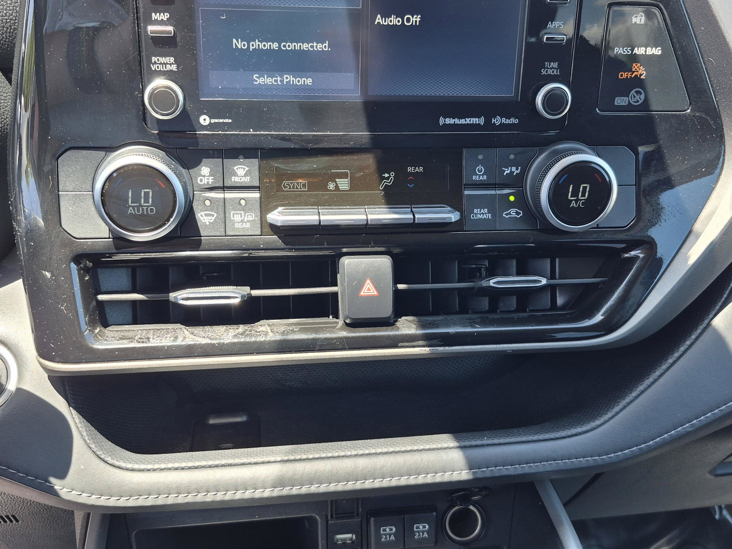 Used 2021 Toyota Highlander LE FWD image 26