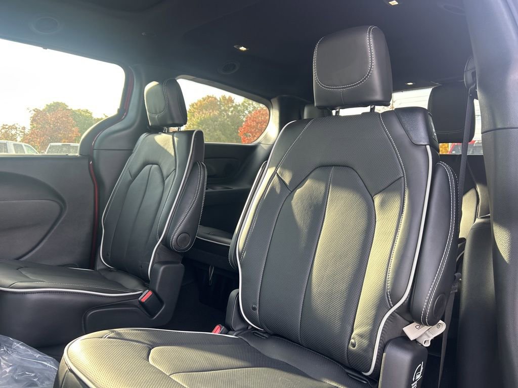 New 2026 Chrysler Pacifica Limited w/ S Appearance Package image 13