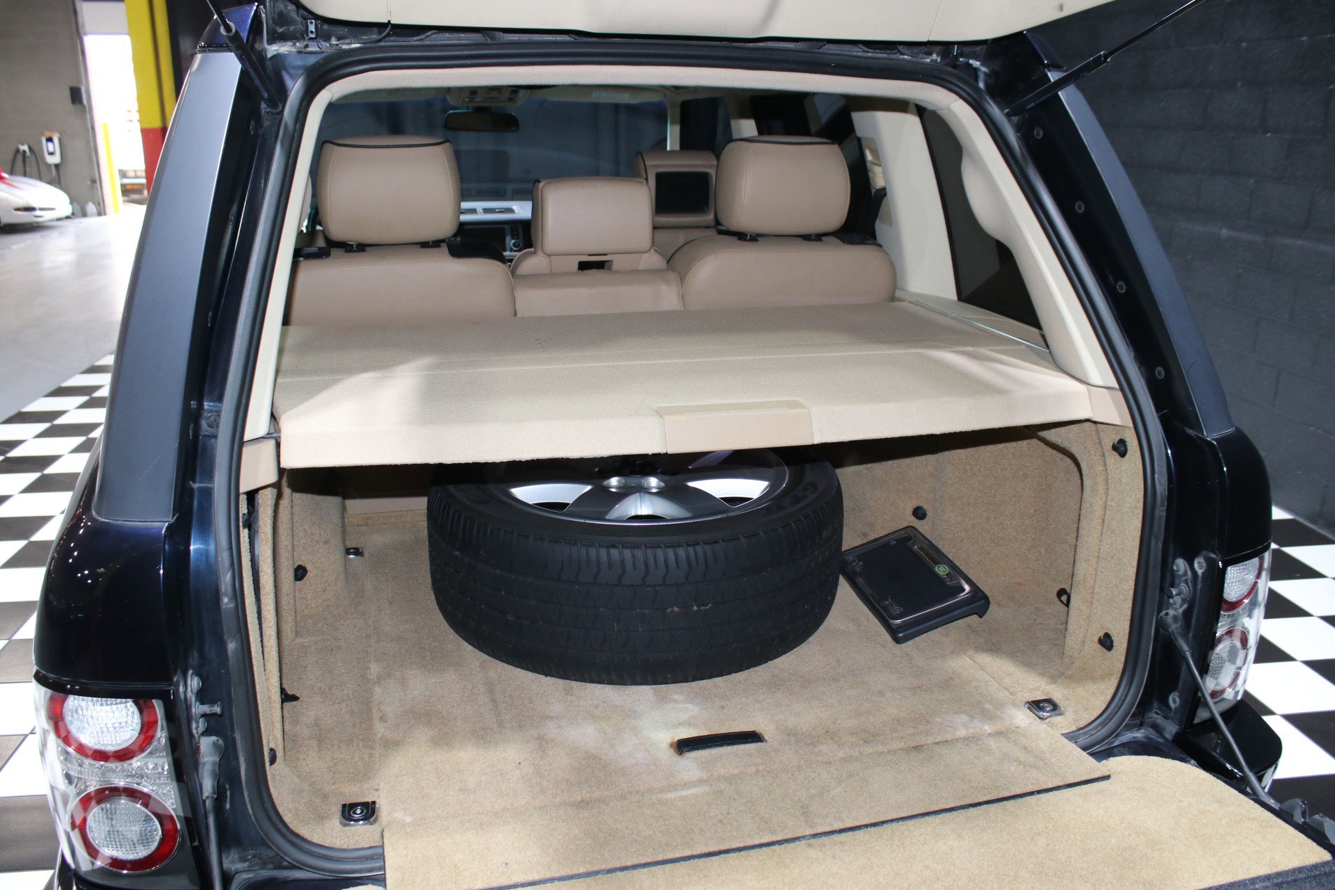 Used 2007 Land Rover Range Rover HSE image 32