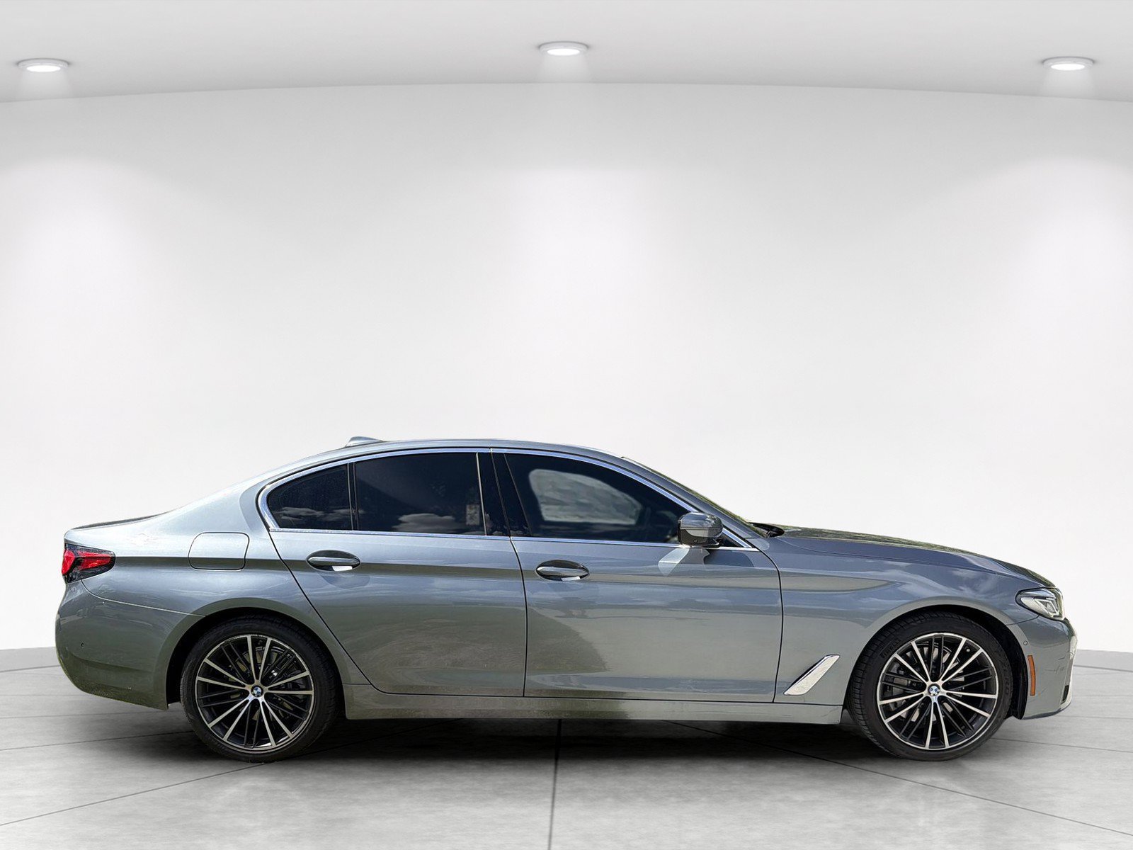 Used 2021 BMW 530i w/ Premium Package RWD image 3