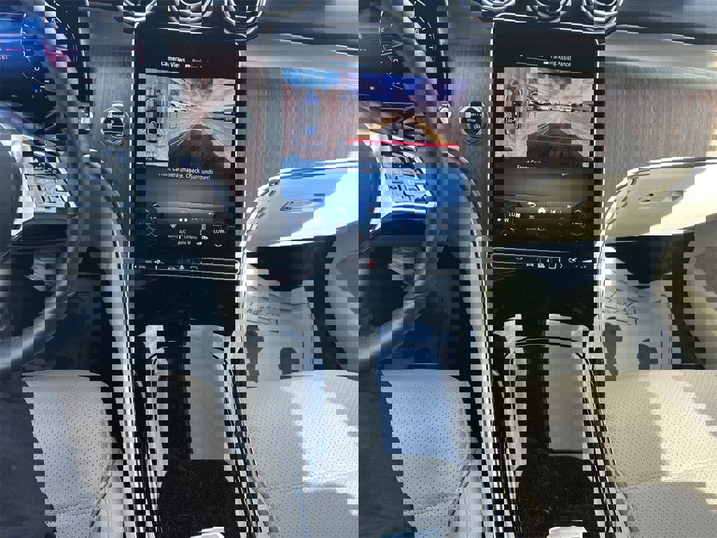 Used 2025 Mercedes-Benz GLC 300 4MATIC image 21