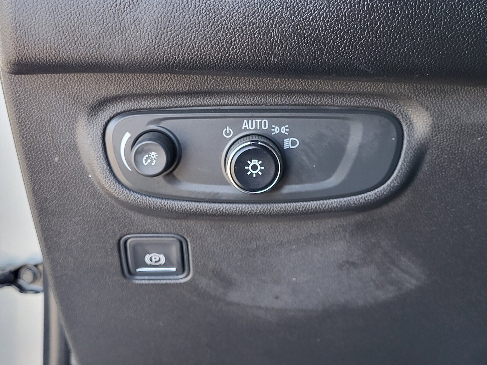 Used 2023 GMC Terrain SLE w/ Driver Convenience Package image 23