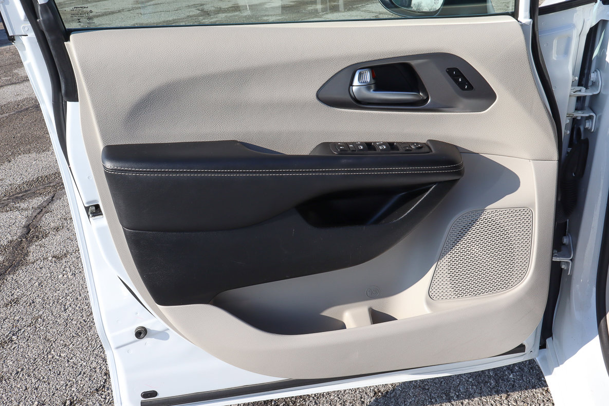 Used 2023 Chrysler Pacifica Touring-L image 13