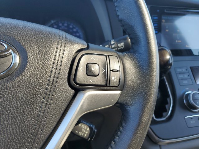 Used 2015 Toyota Sienna XLE w/ XLE Navigation Package FWD image 23