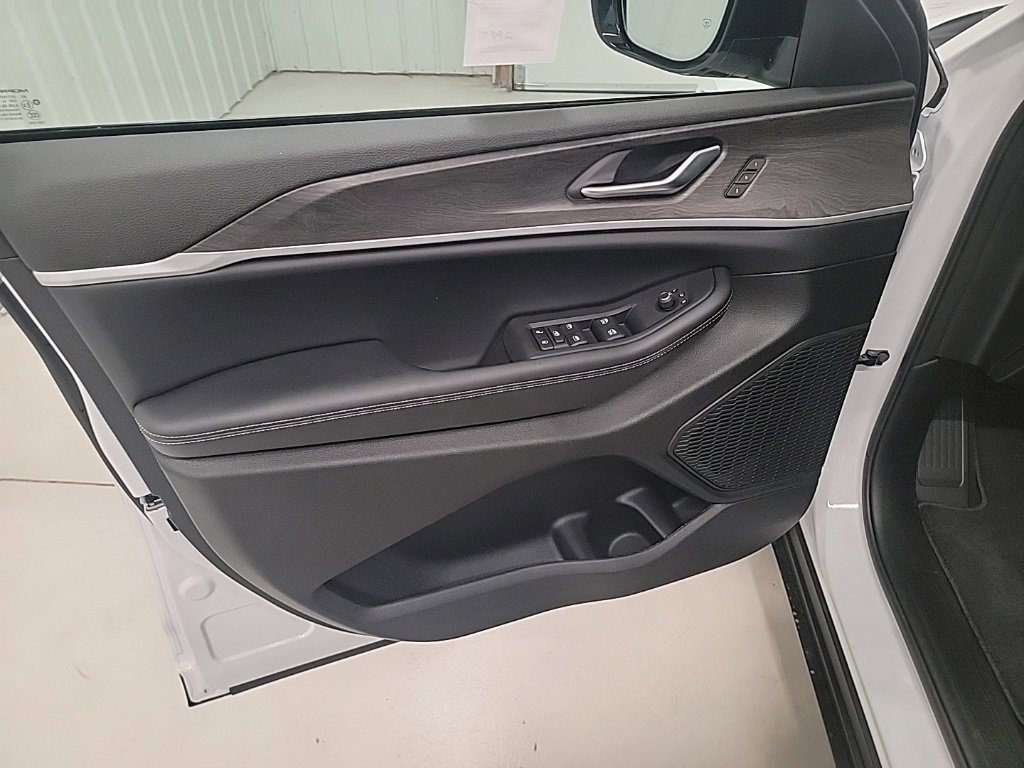 New 2025 Jeep Grand Cherokee L Limited w/ Luxury Tech Group II image 12