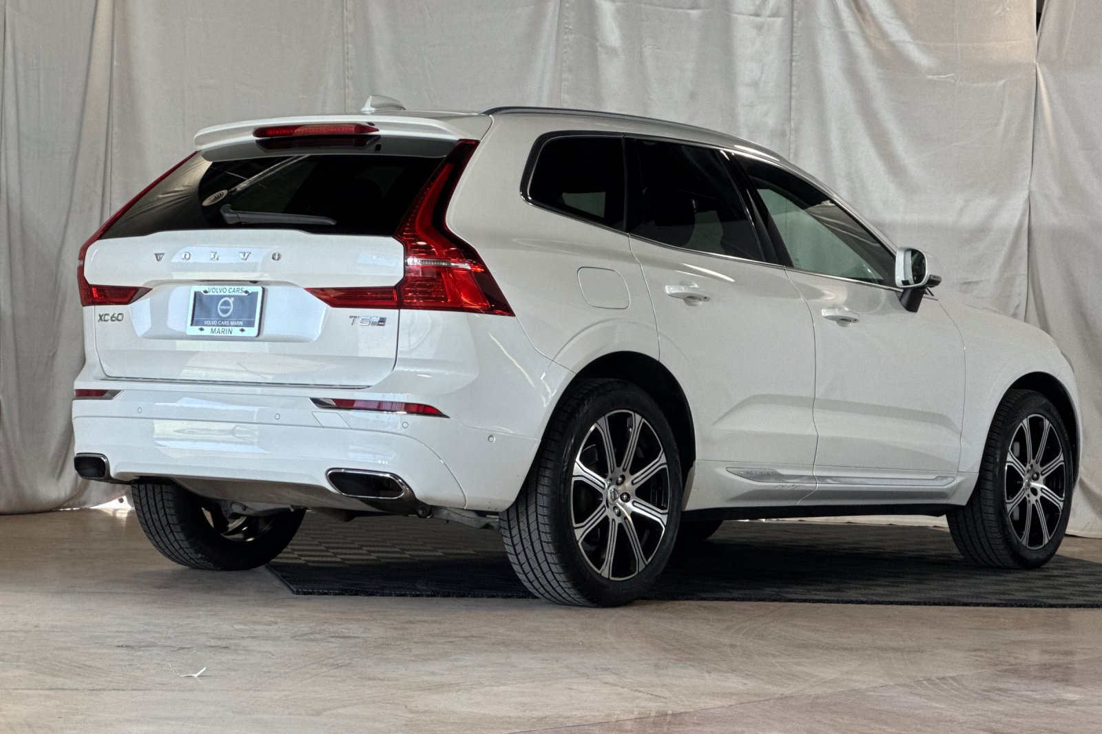 Used 2019 Volvo XC60 T5 Inscription w/ Protection Package Premier AWD/4WD image 2