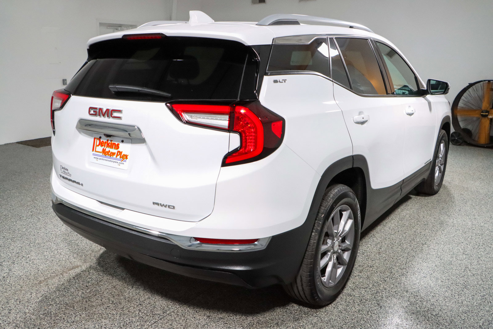 Used 2024 GMC Terrain SLT AWD/4WD image 7