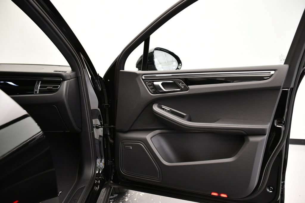 Certified 2026 Porsche Macan AWD/4WD image 48