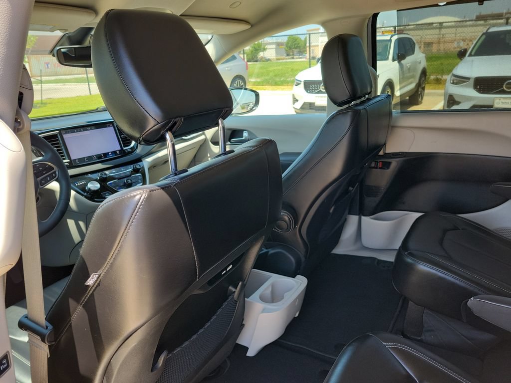 Used 2024 Chrysler Pacifica Touring-L FWD image 12