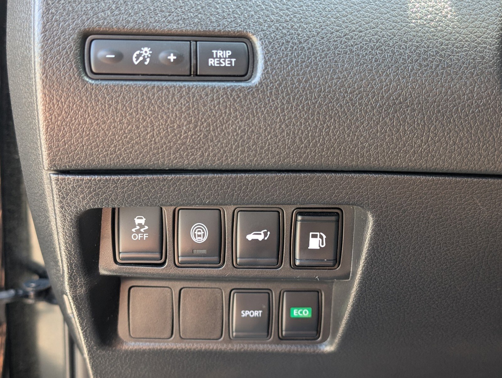 Used 2020 Nissan Rogue SV FWD image 36