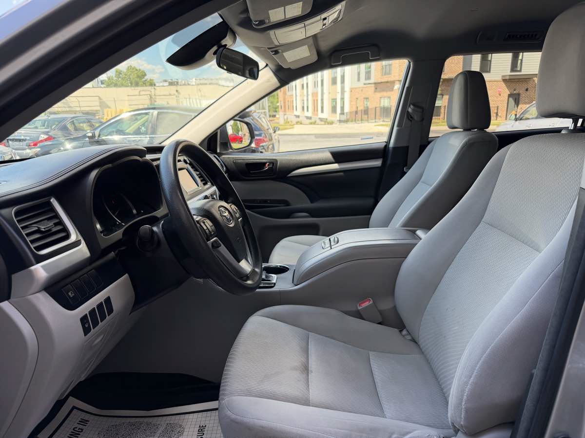 Used 2017 Toyota Highlander LE AWD/4WD image 9