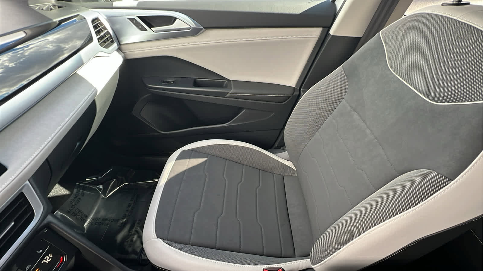 Used 2025 Volkswagen Taos SE image 12