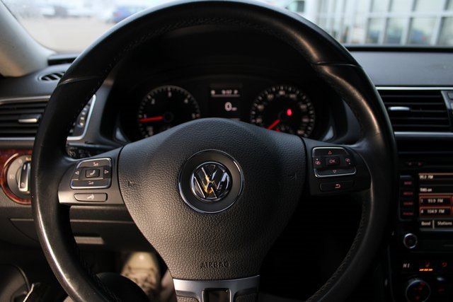 Used 2013 Volkswagen Passat TDI SEL Premium image 22