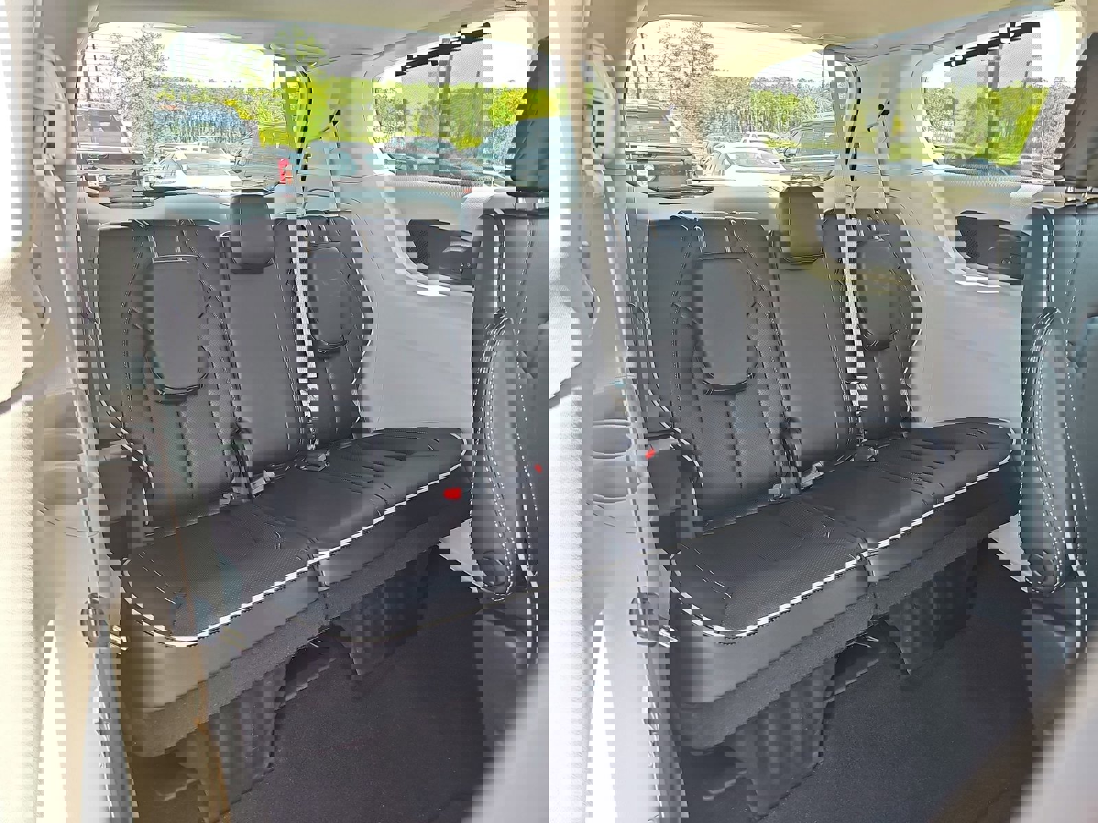 Used 2023 Chrysler Pacifica Limited w/ Uconnect Theater Family Group image 12