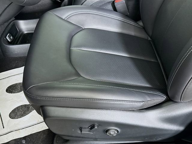 Used 2025 Chrysler Pacifica Select image 18