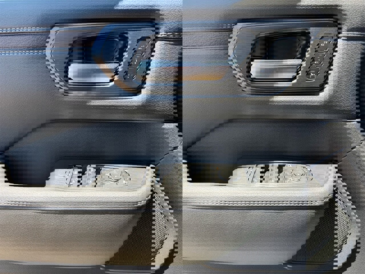 New 2025 Nissan Armada SL w/ Captain's Chari Seat Package image 21