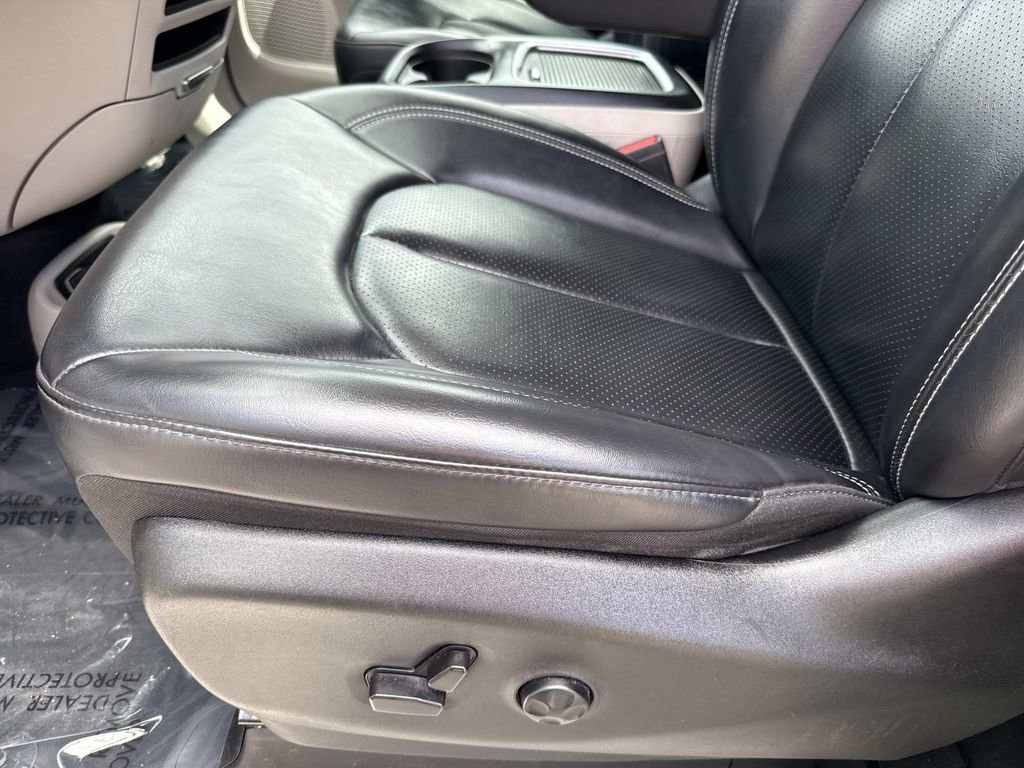 Used 2023 Chrysler Pacifica Touring-L FWD image 28