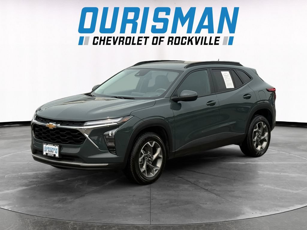 Used 2025 Chevrolet Trax LT FWD image 2