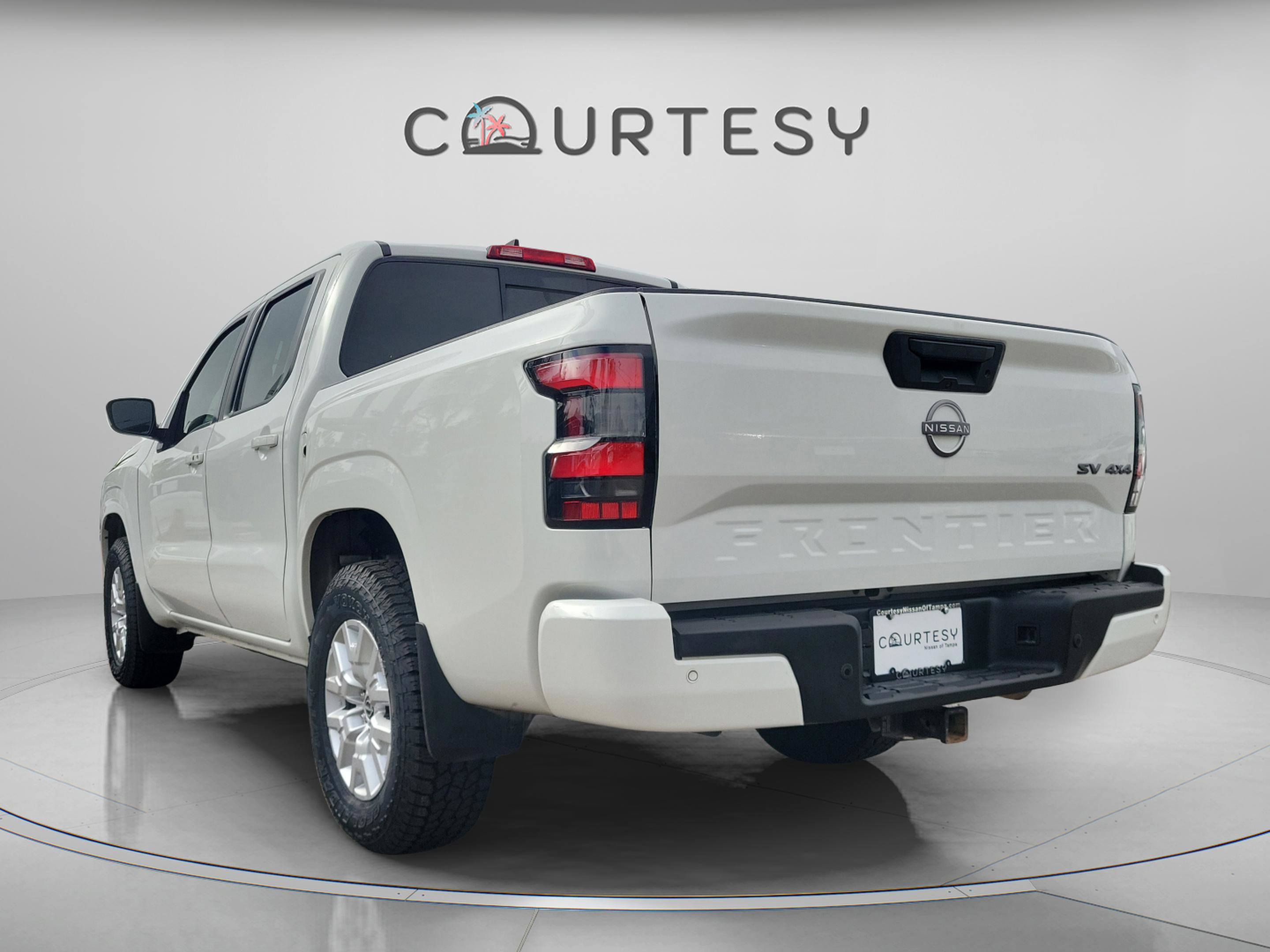 Used 2022 Nissan Frontier SV image 2