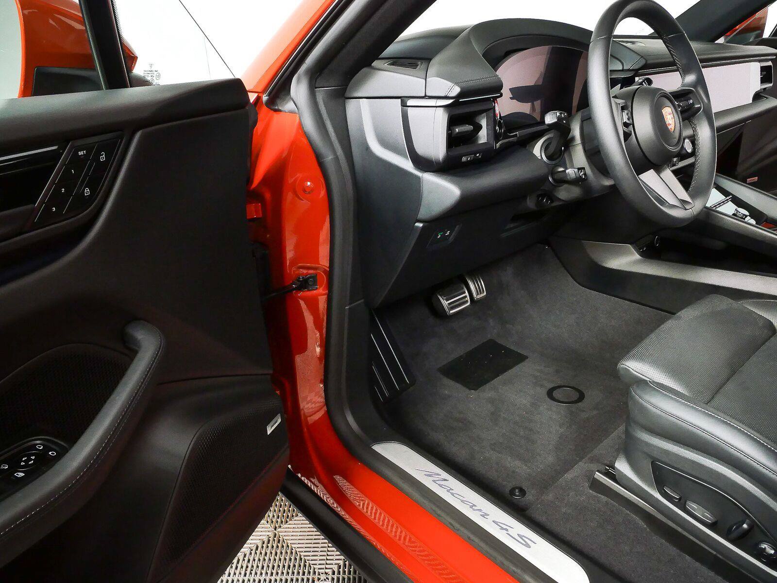 Certified 2025 Porsche Macan 4S Electric AWD/4WD image 8