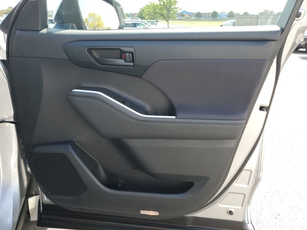 Used 2024 Toyota Highlander LE image 38
