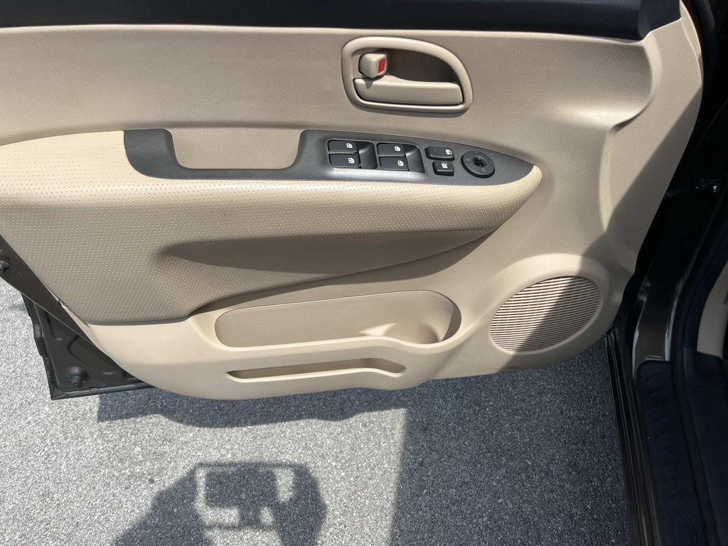 Used 2009 Kia Rondo LX FWD image 25