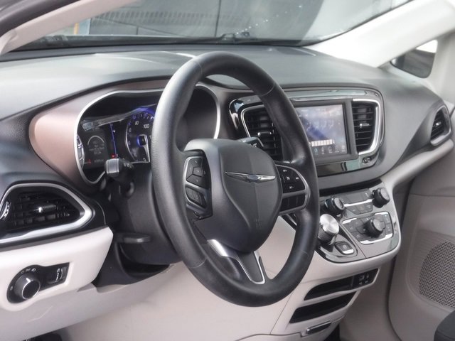 Certified 2020 Chrysler Voyager L image 14