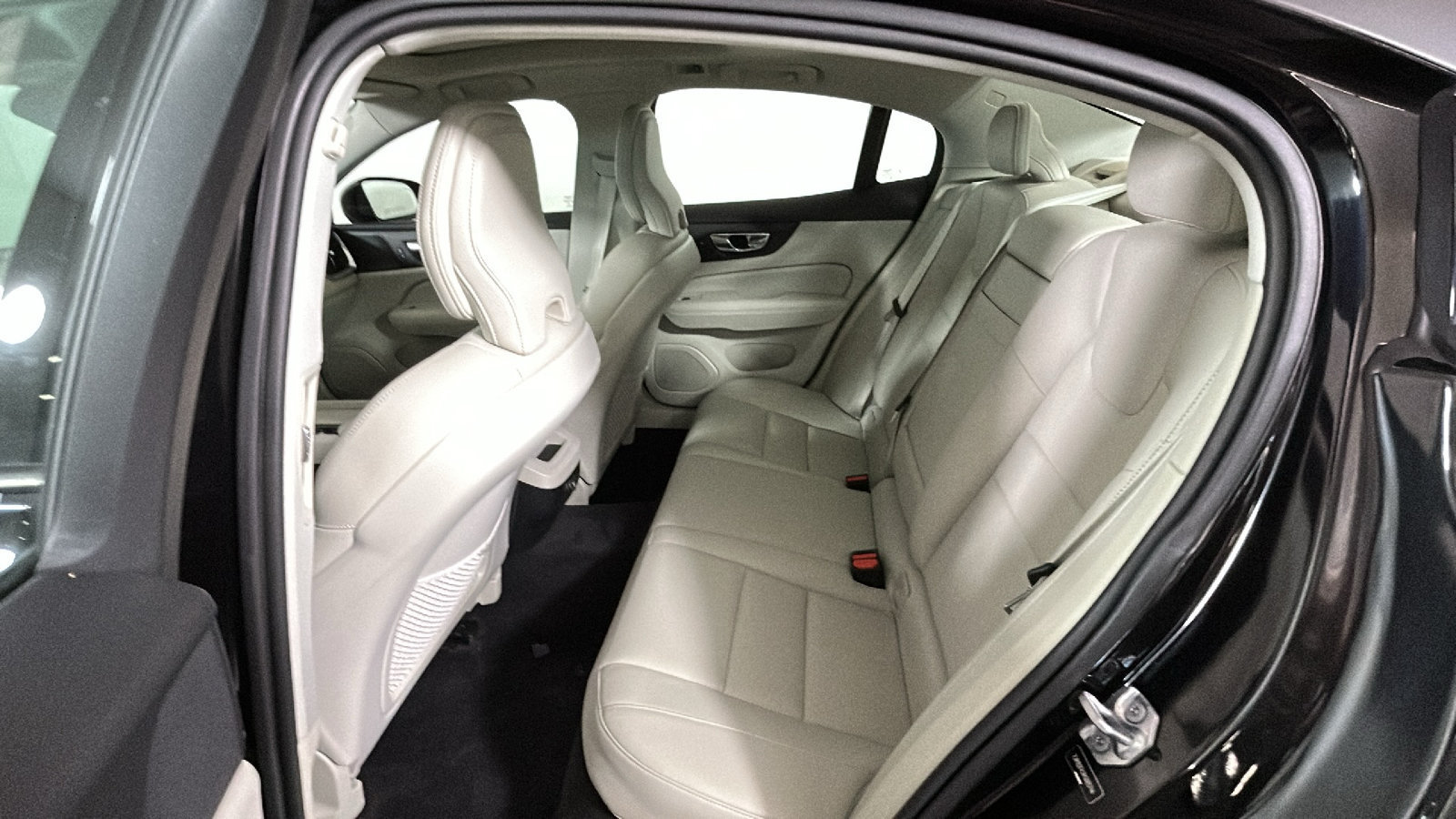 Used 2019 Volvo S60 T5 Momentum w/ Multimedia Package FWD image 32