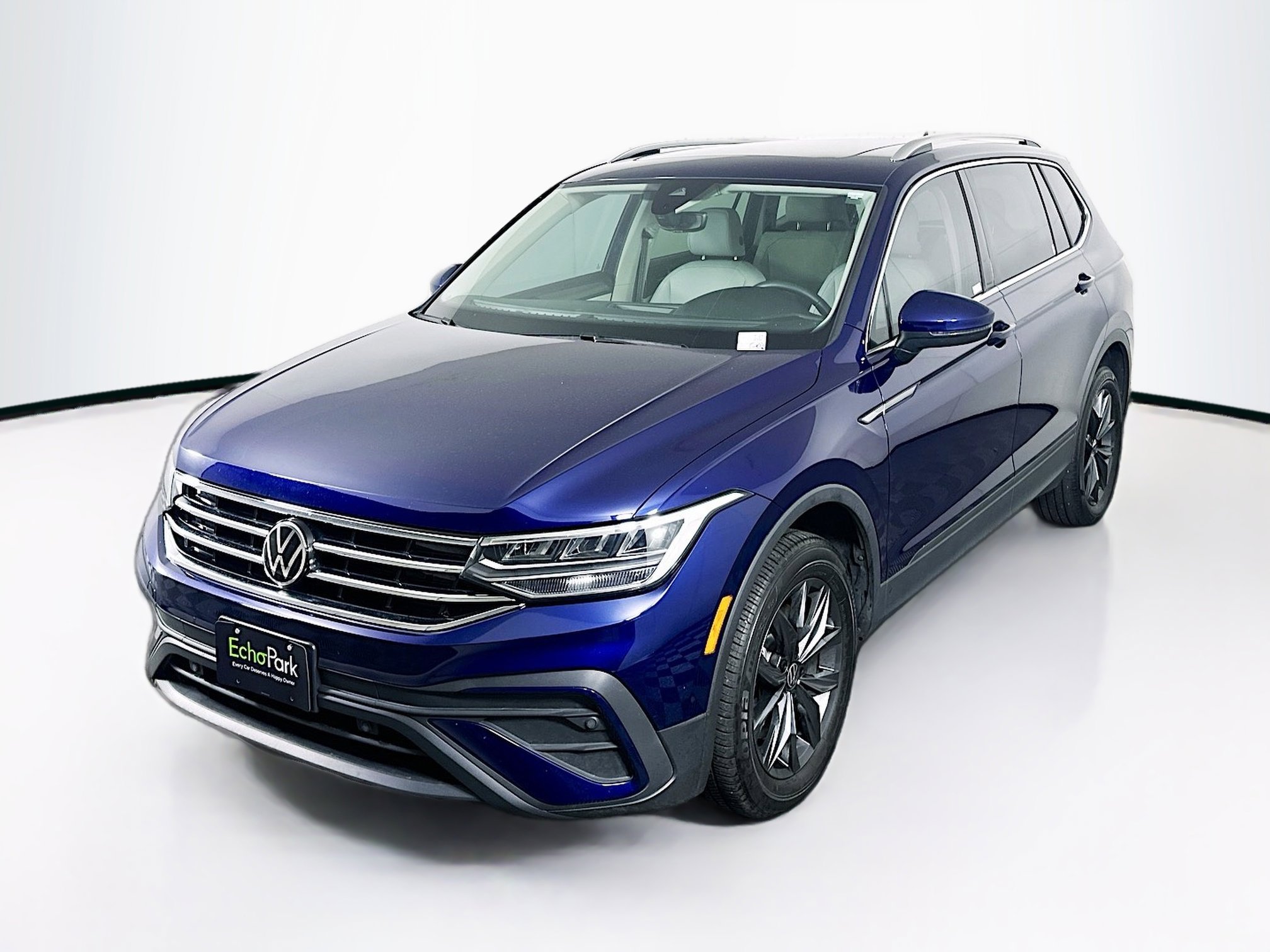 Used 2022 Volkswagen Tiguan SE w/ Panoramic Sunroof Package FWD image 3