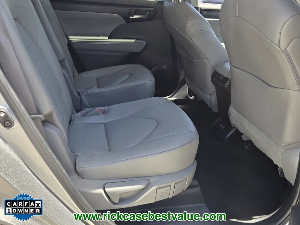 Used 2023 Toyota Highlander XLE FWD image 19
