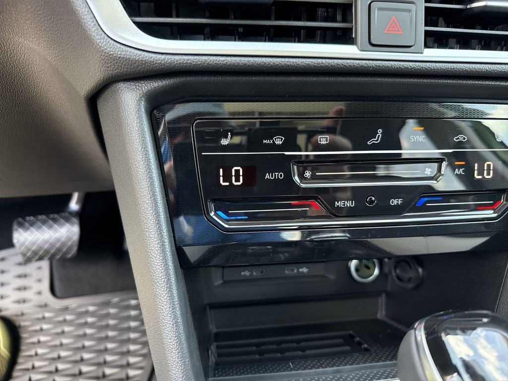 New 2025 Volkswagen Taos SE AWD/4WD image 34