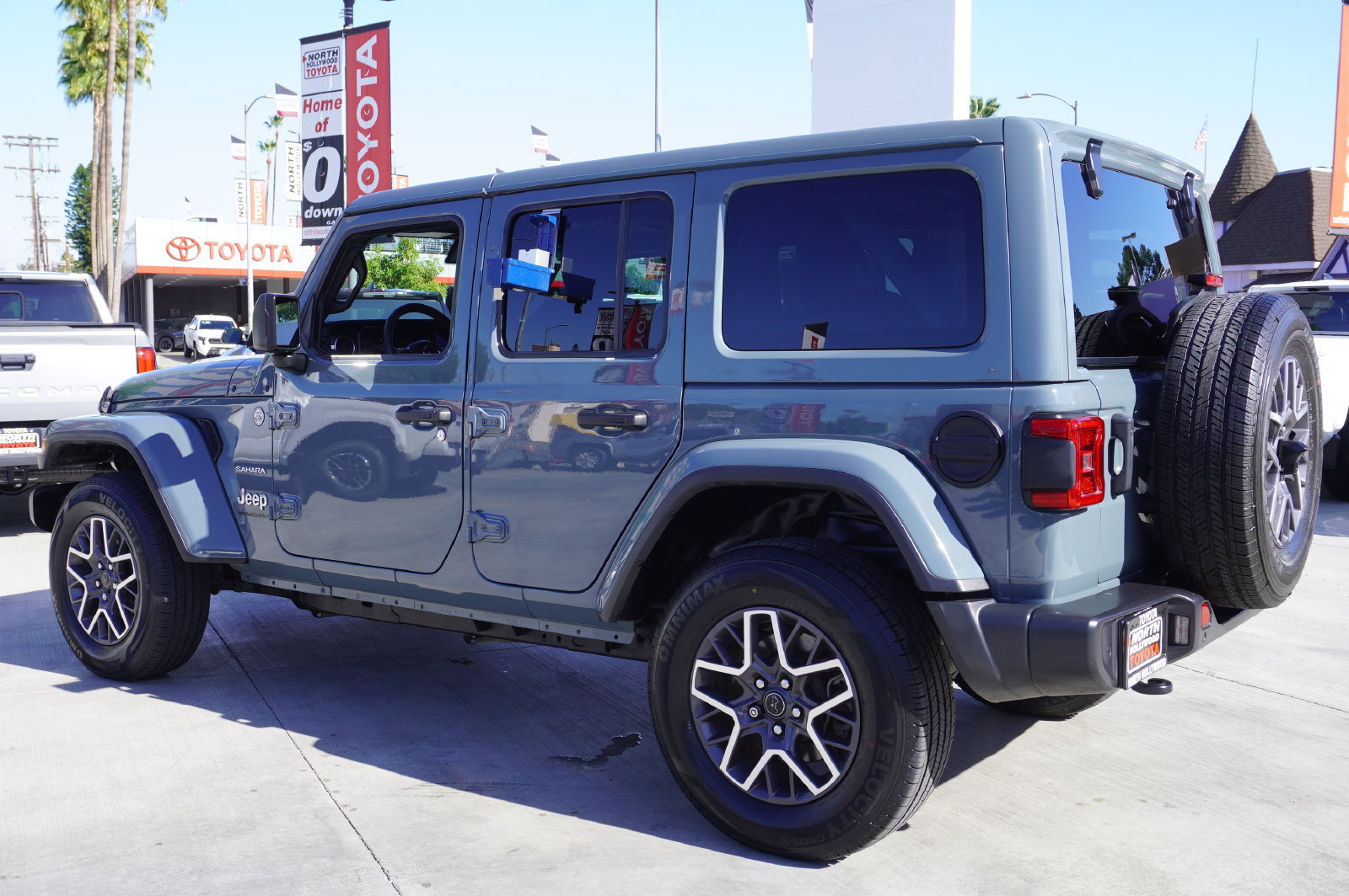 Used 2024 Jeep Wrangler Unlimited Sahara w/ Technology Group AWD/4WD image 5