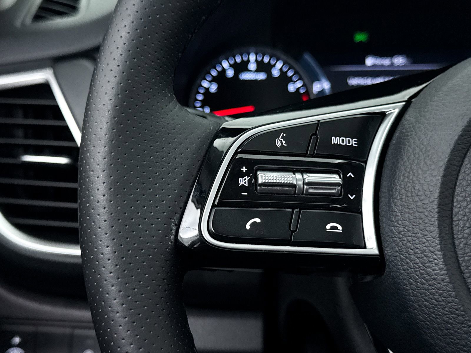 Certified 2022 Kia Seltos SX w/ Sunroof Package image 36