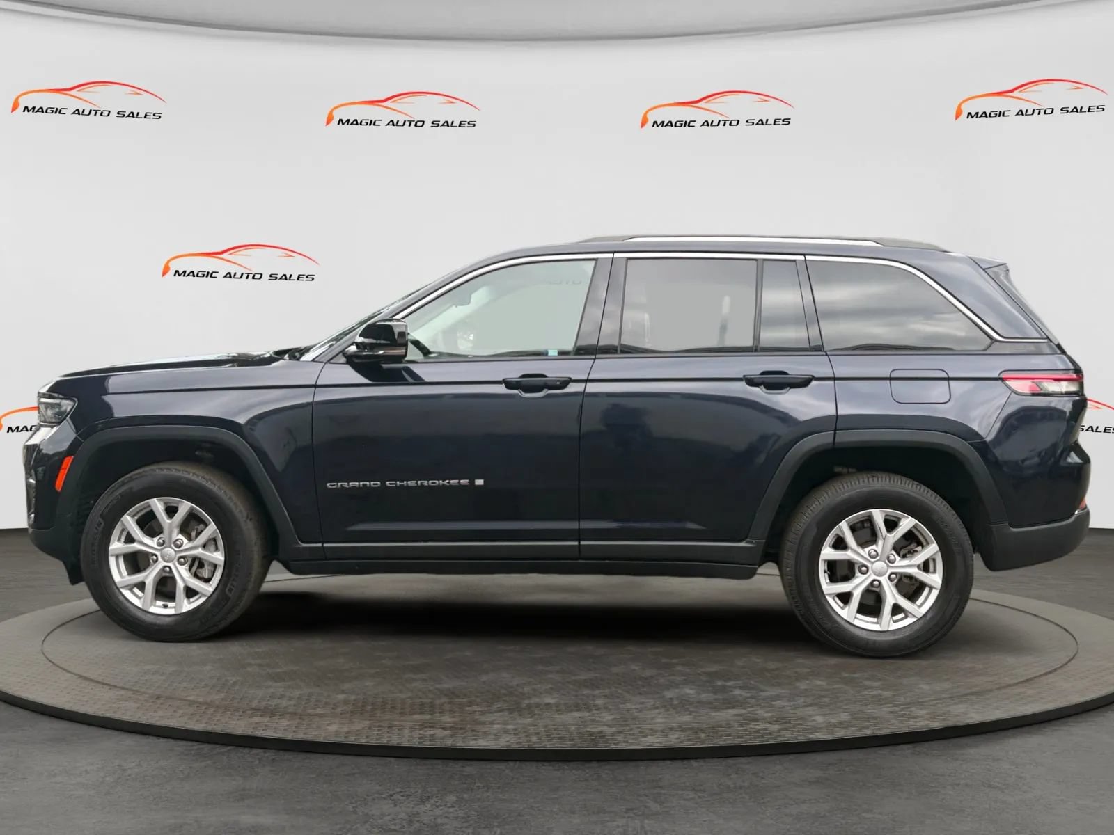 Used 2023 Jeep Grand Cherokee Limited AWD/4WD image 7
