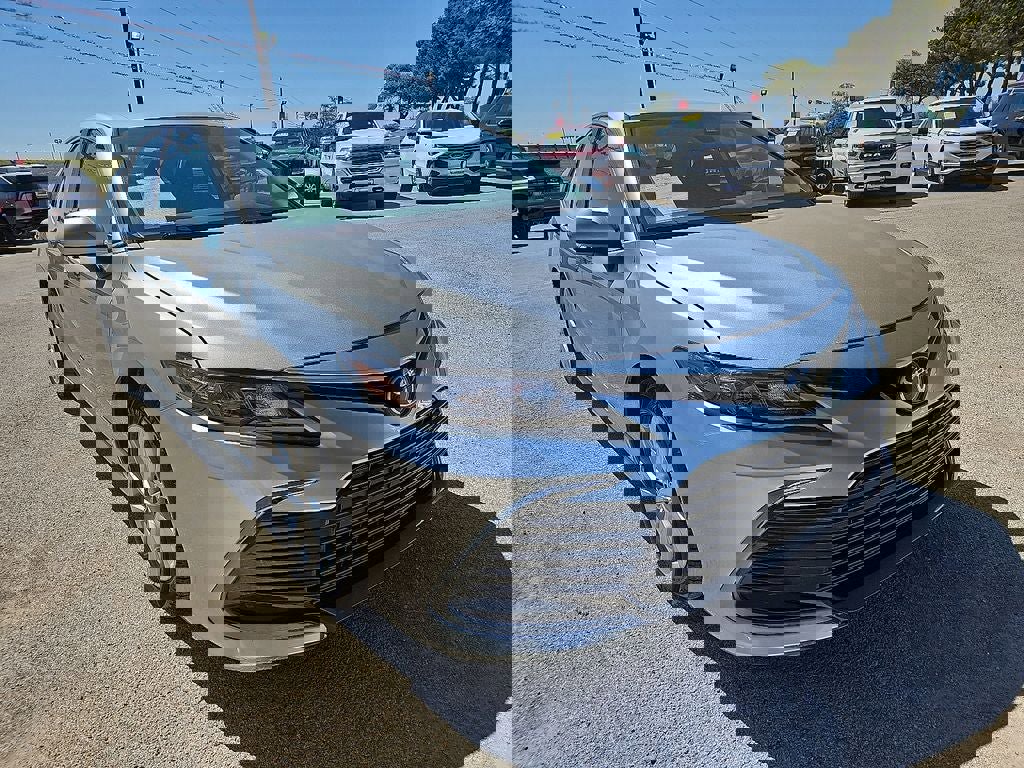 Used 2022 Toyota Camry LE image 11